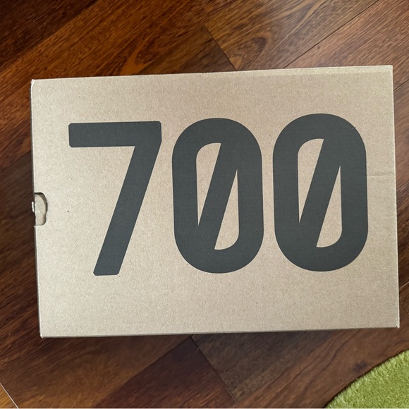 Yeezy 700 V3 Sneakers - Picture 3 of 8